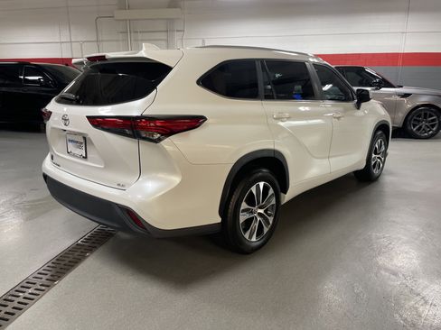 Used 2023 Toyota Highlander XLE image 10