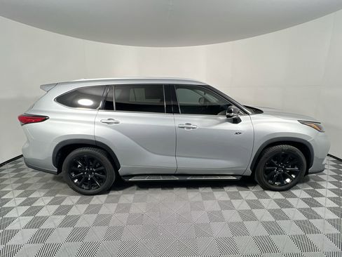 Used 2022 Toyota Highlander XLE image 2