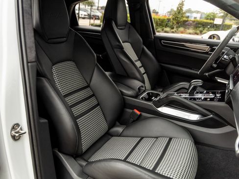 Certified 2020 Porsche Cayenne Turbo image 43