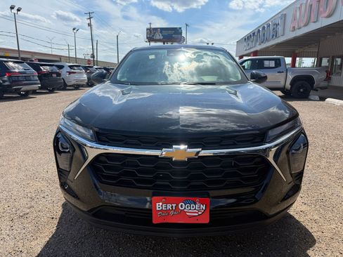 Used 2025 Chevrolet Trax LS w/ LS Convenience Package FWD image 2