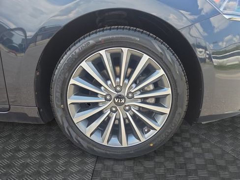 Used 2017 Kia Cadenza Premium w/ Luxury Package FWD image 39