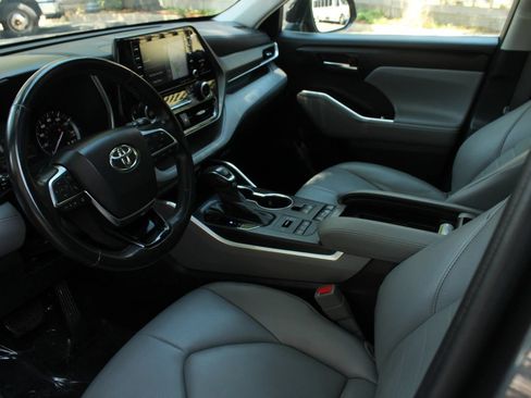 Used 2021 Toyota Highlander XLE AWD/4WD image 13