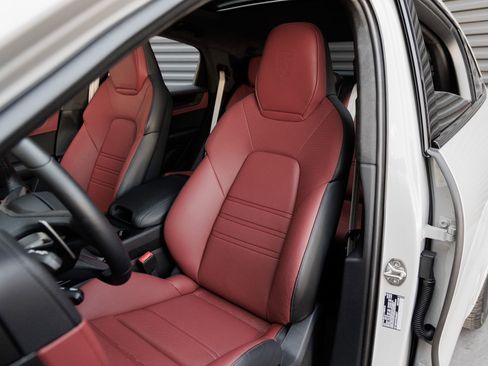 Certified 2026 Porsche Cayenne GTS AWD/4WD image 5