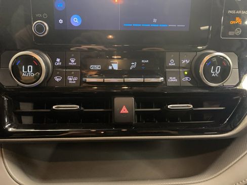 Used 2023 Toyota Highlander L image 27