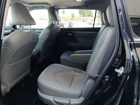 Used 2023 Toyota Highlander Limited AWD/4WD image 9