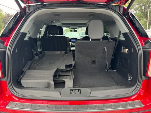 Used 2024 Ford Explorer XLT w/ Equipment Group 202A AWD/4WD image 9