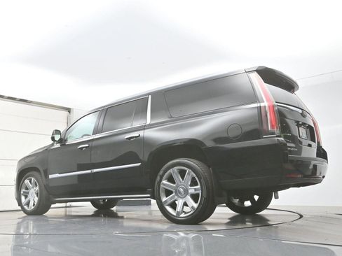 Used 2019 Cadillac Escalade ESV Luxury AWD/4WD image 30