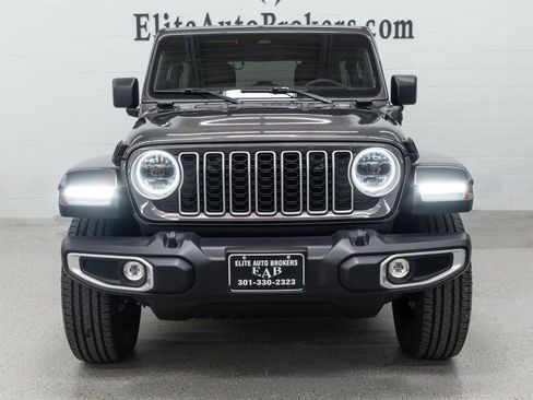 Used 2025 Jeep Wrangler Unlimited Sahara AWD/4WD image 3