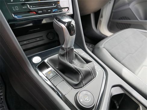 Certified 2025 Volkswagen Taos SE image 32