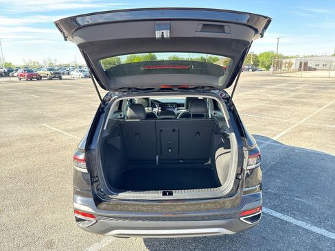 Used 2025 Volkswagen Taos SE image 19