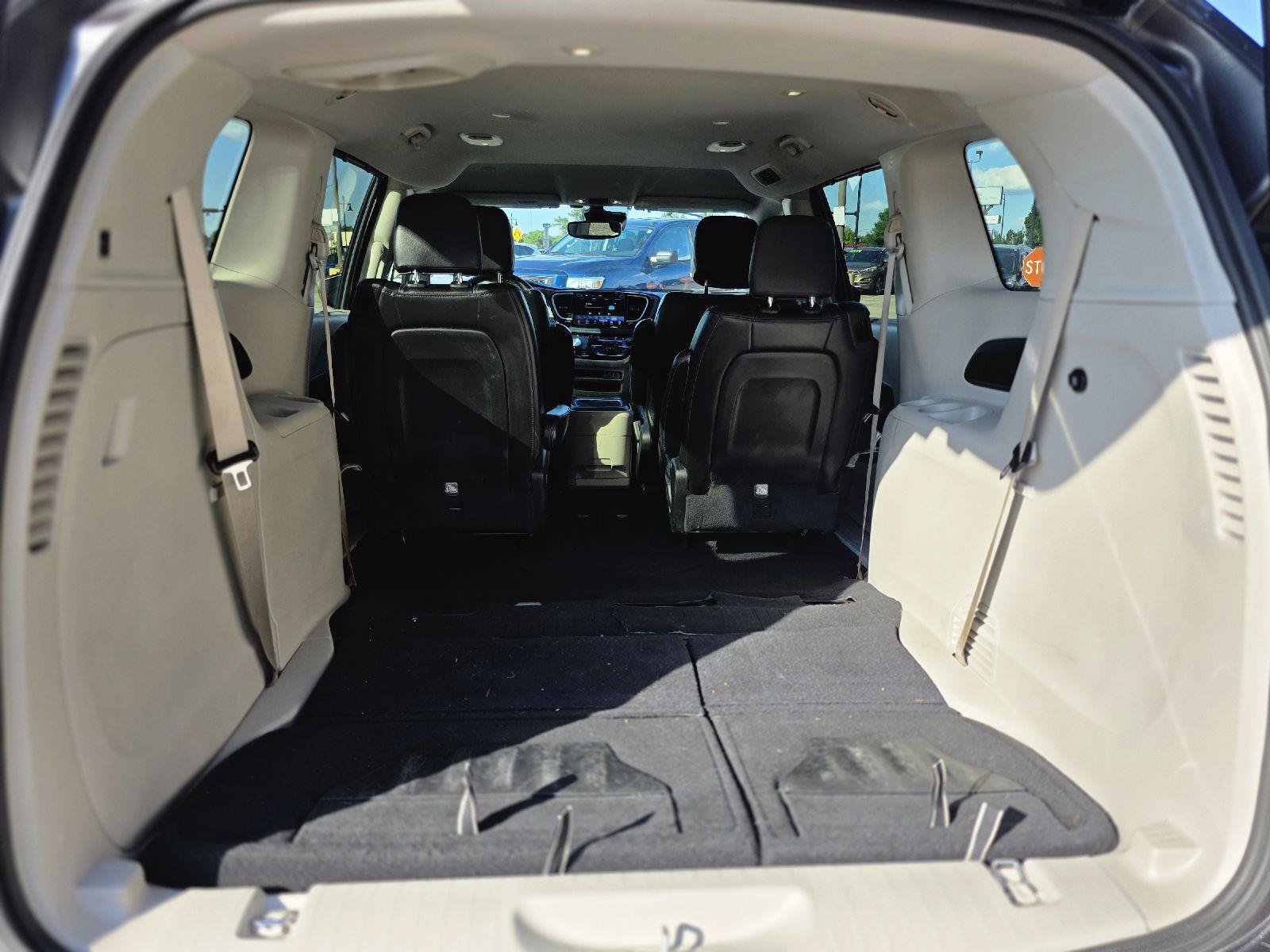 Used 2021 Chrysler Pacifica Touring-L FWD image 29