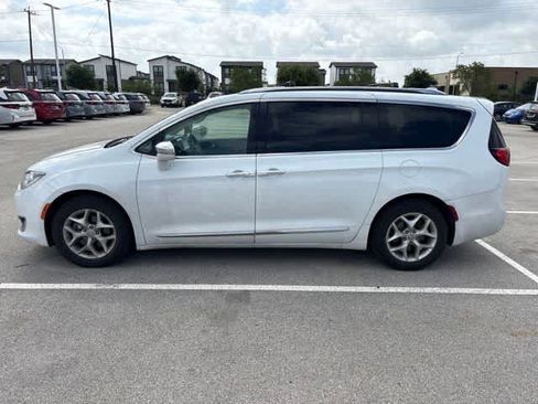 Used 2020 Chrysler Pacifica Limited FWD image 2