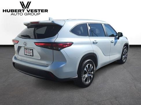 Used 2023 Toyota Highlander XLE FWD image 6