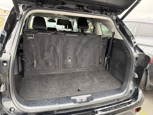 Used 2023 Toyota Highlander XLE AWD/4WD image 29