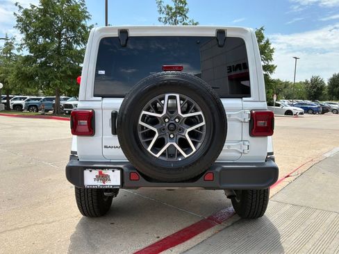 Used 2025 Jeep Wrangler Unlimited Sahara AWD/4WD image 7