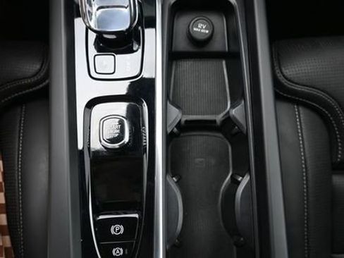 Used 2023 Volvo XC60 B5 Ultimate w/ Protection Package Premier image 11