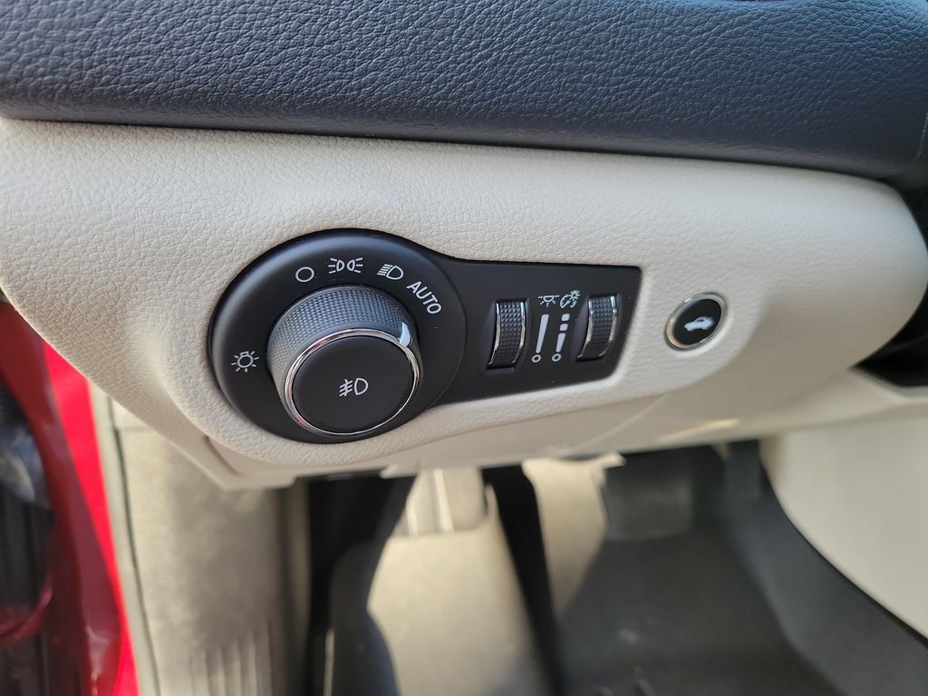 Used 2016 Chrysler 200 C FWD image 25