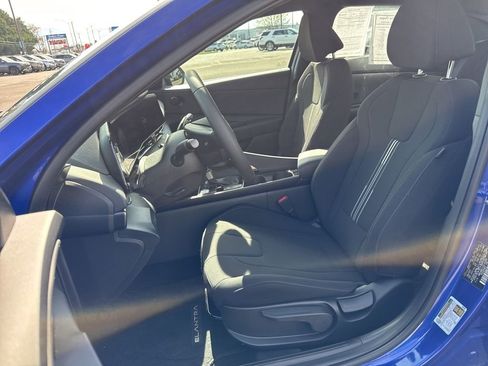 Used 2025 Hyundai Elantra SEL w/ Cargo Package image 10