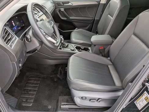 Used 2024 Volkswagen Tiguan SE w/ Panoramic Sunroof Package image 11