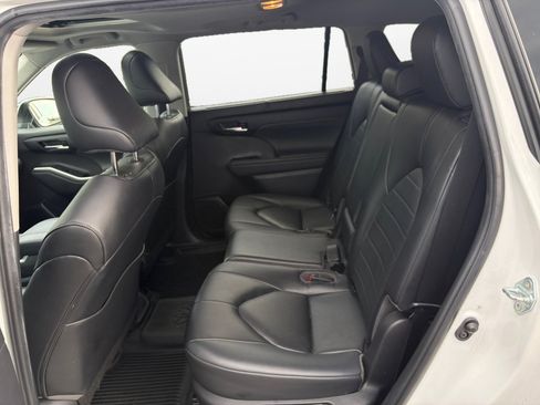 Used 2023 Toyota Highlander XLE FWD image 13