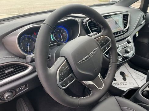 New 2026 Chrysler Pacifica Select image 15