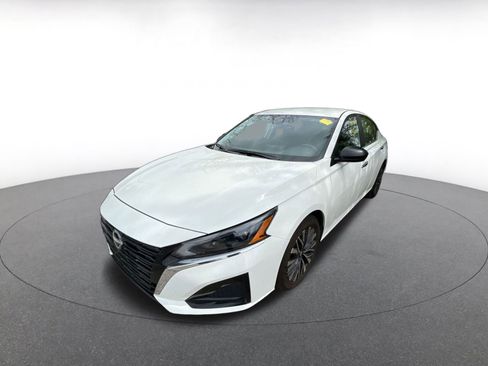 Used 2025 Nissan Altima 2.5 SV image 2