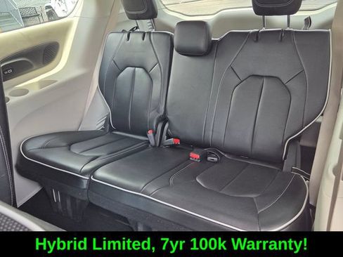 Used 2023 Chrysler Pacifica Limited FWD image 12