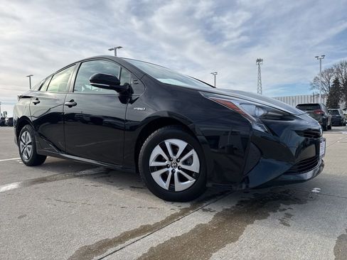 Used 2016 Toyota Prius Four image 2
