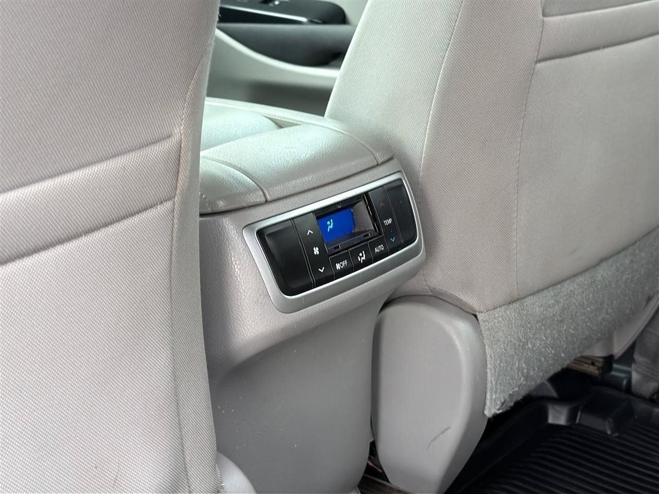 Used 2017 Toyota Highlander LE AWD/4WD image 18