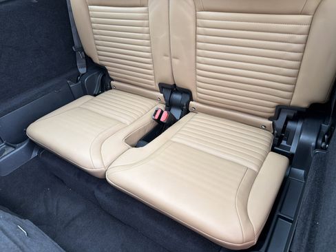 Used 2023 Land Rover Discovery Metropolitan Edition AWD/4WD image 33