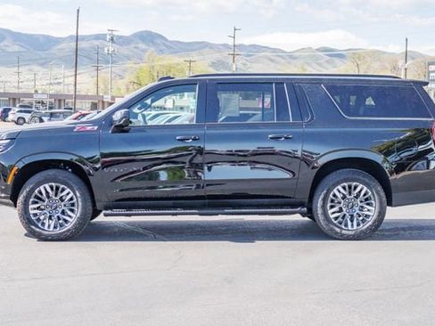 Used 2025 Chevrolet Suburban Z71 AWD/4WD image 3