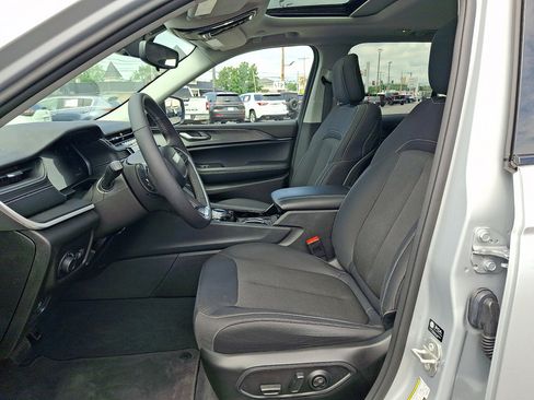 Used 2023 Jeep Grand Cherokee Laredo w/ Luxury Tech Group I AWD/4WD image 24