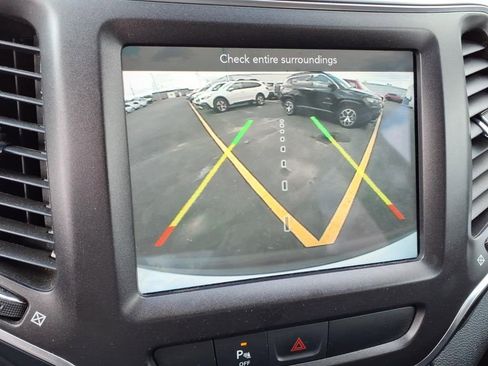 Used 2020 Jeep Cherokee Trailhawk image 9