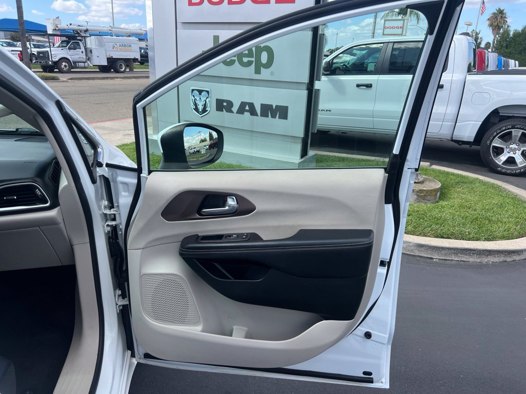 Used 2023 Chrysler Voyager LX FWD image 28