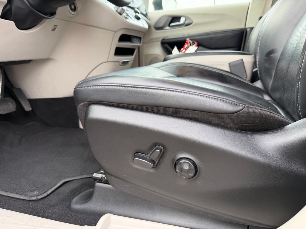 Used 2023 Chrysler Pacifica Touring-L FWD image 12