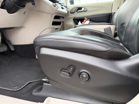 Used 2023 Chrysler Pacifica Touring-L FWD image 12