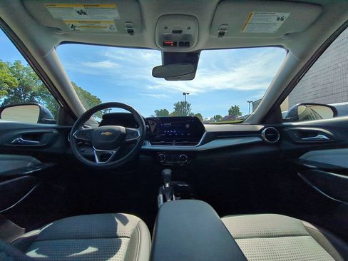 Used 2025 Chevrolet Trax LT w/ LT Convenience Package FWD image 25