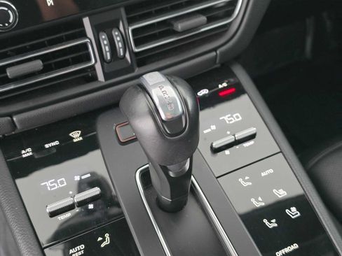 Used 2024 Porsche Macan AWD/4WD image 33