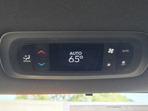 Used 2025 Chrysler Pacifica Select FWD image 23