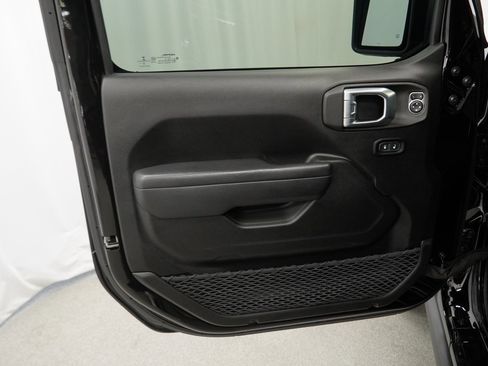 Certified 2022 Jeep Wrangler Unlimited Rubicon w/ Cold Weather Group image 37