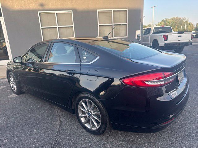 Used 2017 Ford Fusion SE w/ Fusion SE Technology Package FWD image 6