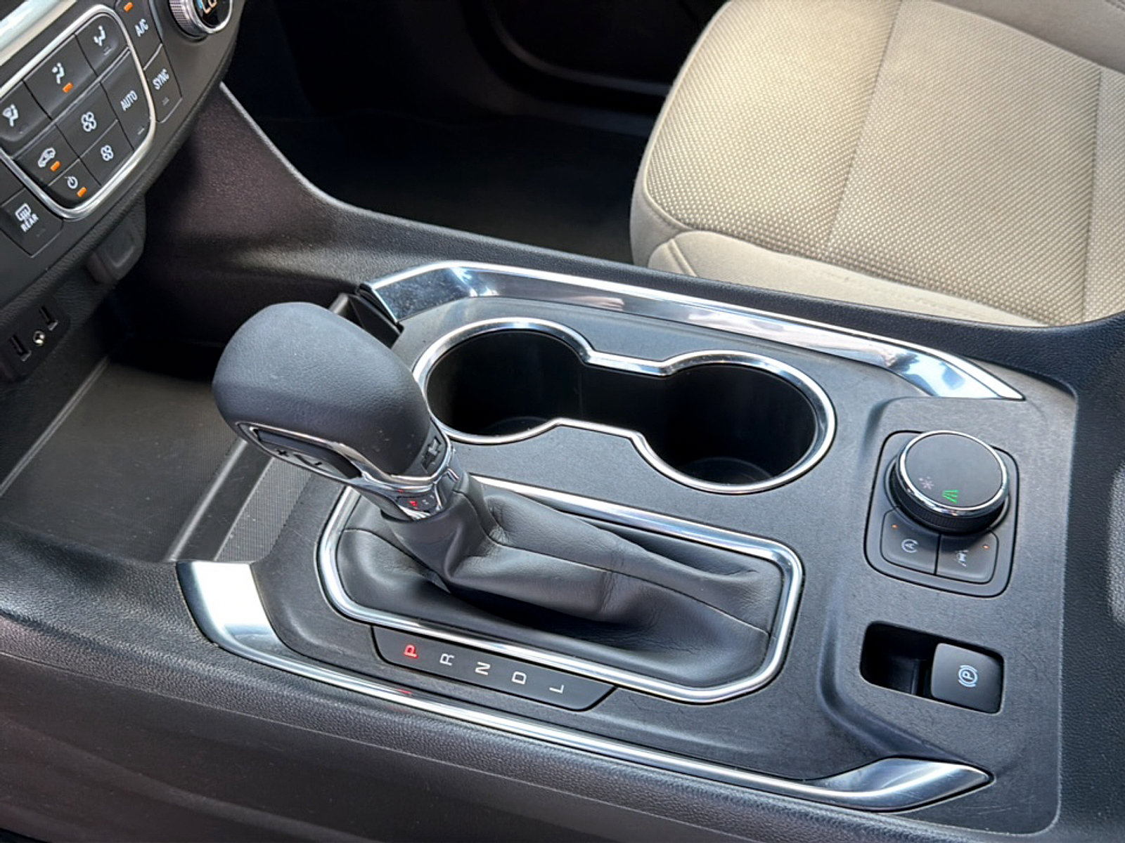 Used 2022 Chevrolet Traverse LS FWD image 18