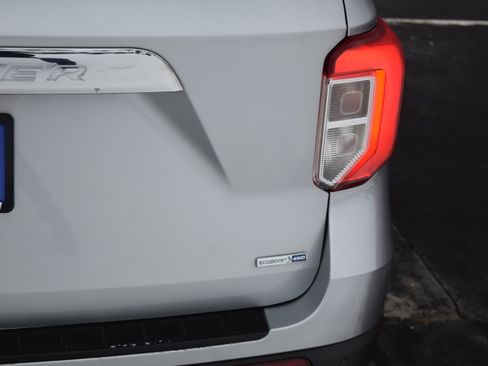 Used 2020 Ford Explorer XLT w/ Equipment Group 202A image 6