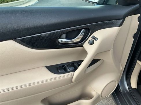 Used 2016 Nissan Rogue SL w/ SL Premium Package image 19