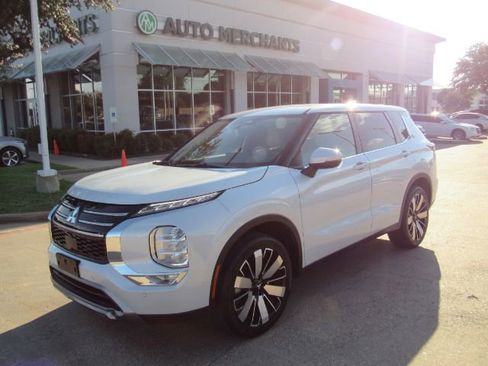 Used 2025 Mitsubishi Outlander SE image 1