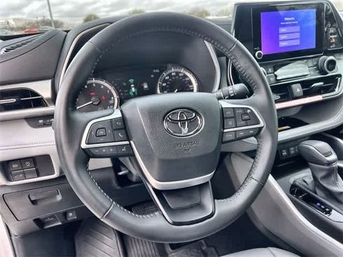 Used 2024 Toyota Highlander XLE image 17