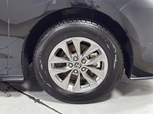 Used 2024 Toyota Sienna XLE image 22