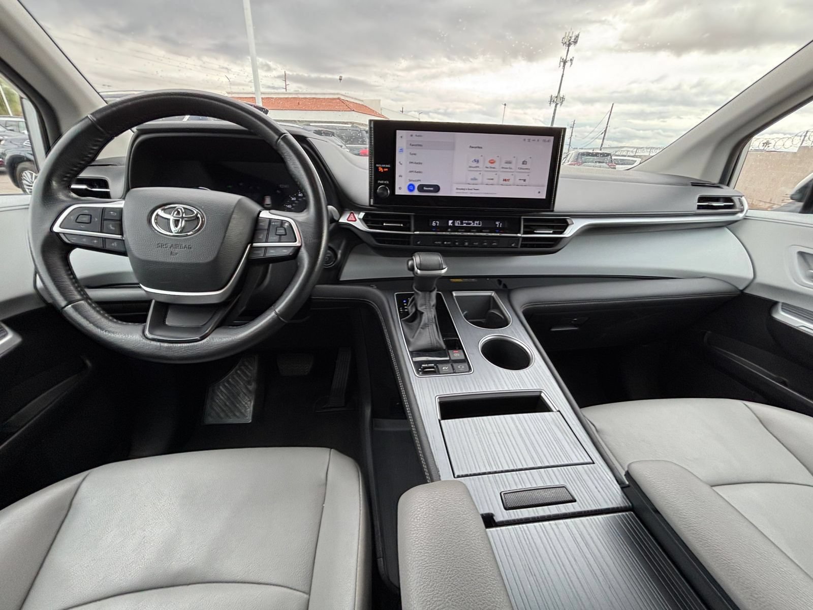 Used 2025 Toyota Sienna XLE FWD image 35