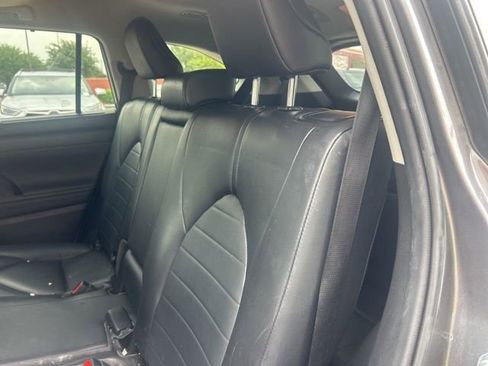 Used 2023 Toyota Highlander XLE FWD image 12