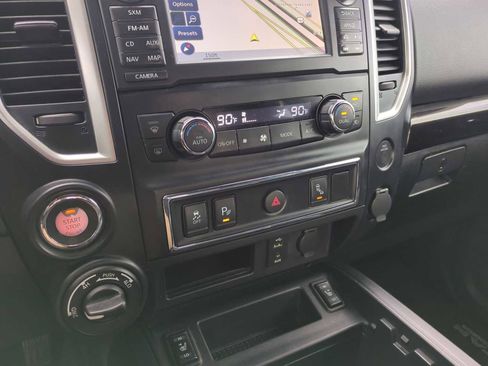 Used 2018 Nissan Titan SV w/ SV Convenience Package image 18